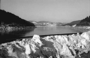 Seebrugg: Schluchsee mit Talsperre; mit Schneehaufen im Vordergrund