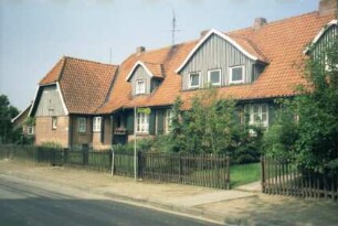 ehemaliges Gut Trenthorst-Wulmenau: Scharberg 3: traufständiges Mehrfamilienwohnhaus für Landarbeiter: Straßenfront mit Eingangstüren