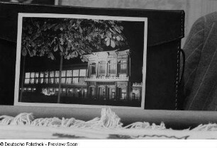 Reproduktion einer Fotografie Roger & Renate Rössings vom Chinesischen Pavillon auf der Herbstmesse 1954 bei Dunkelheit