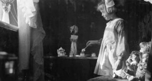 Meusegast (heute: Dohna-Meusegast). Mit ihren Puppen spielendes Mädchen im Rittergut