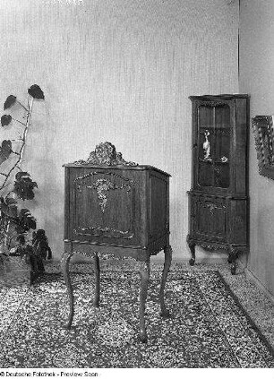 Arbeitszimmer "Rheinsberg" (1984; VEB Möbelkombinat Zeulenroda-Triebes (ZEUTRIE)). Stehpult und Eckschrank