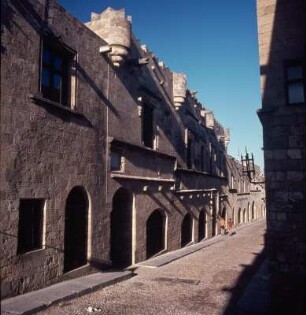Rhodos (Stadt). Haus der Zunge Frankreich, Ritterstraße talwärts. Links Haus der Zunge Frankreich