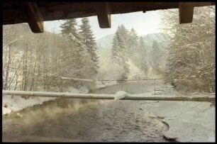 Saanen: winterliche Saane im Morgennebel von der Brücke