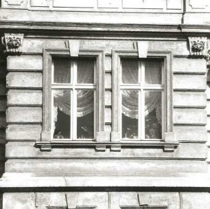 Cottbus, Karl-Liebknecht-Straße 108. Wohnhaus (um 1900), Risalitfenster (Erdgeschoss)