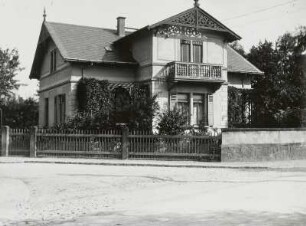 Radebeul, Hauptstraße 33. Villa (1875/1890). Straßenansicht