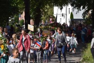 Bad Oldesloe: Kindervogelschießen: Am Bürgerpark Blickrichtung Südwesten: Einzug auf den Exer: Festumzug Klaus-Groth-Schule Klassen 1a und 3a mit Blumenschmuck: 13. Juli 2023