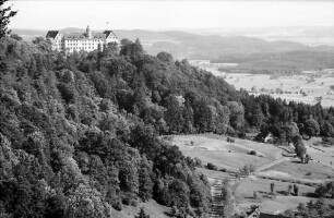 Heiligenberg: Schloss auf Bergrücken