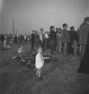Berlin-Tempelhof. Flughafen. Deutsche Luftfestspiele 1930. Schaulustige am Rande des Flugfeldes