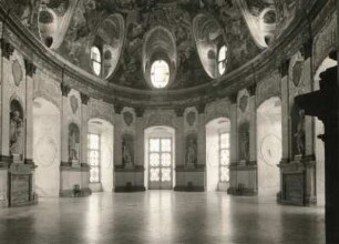 Vranov nad Dyjí (Frain). Schloss (1687–1695, J. B. Fischer v. Erlach). Ahnensaal mit Standbildern von T. Kracker (1694) und Fresken von J. M. Rottmayer (1695)