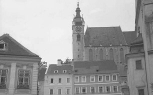 Krems: Piaristenkirche, vom Platz
