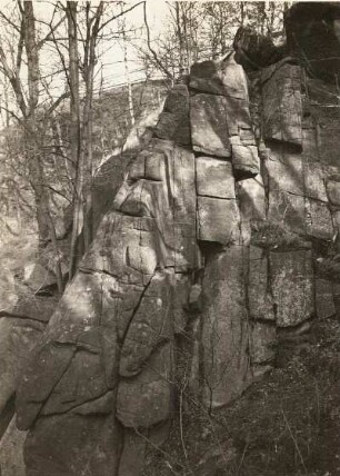Spreetal : Spreetal unterhalb von Bautzen. Durchbruch am Abgott. Granitklippe des rechten Ufers mit Kluftspalten (parallel zur Talrichtung)