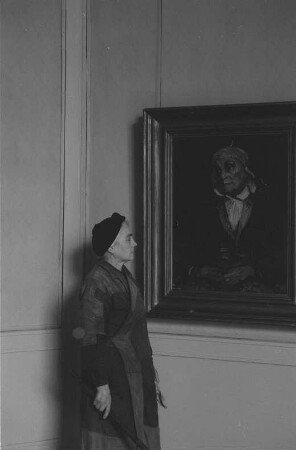 Eröffnung der Dauerausstellung in der Alten Nationalgalerie : Reinigungskraft vor dem Gemälde "Die Mutter des Künstlers" von Leo von König