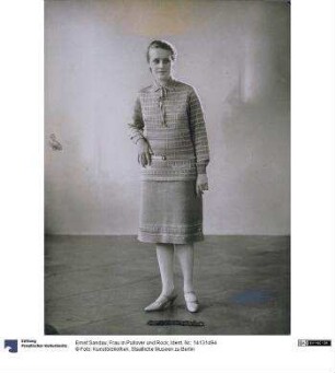 Frau in Pullover und Rock