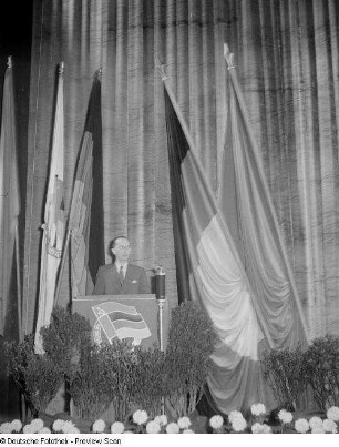 Direktor der HO Industriewaren Leipzig-Stadt am Rednerpult zu einer Kulturveranstaltung der HO Industriewaren Leipzig-Stadt im Rahmen des Monats der Deutsch-Sowjetischen Freundschaft