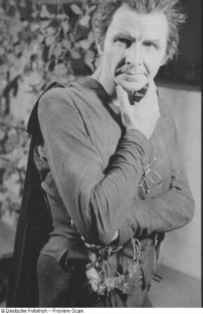 Szenenbilder aus der Tragödie "Faust. Der Tragödie erster Teil" von Johann Wolfgang von Goethe am Deutschen Theater Berlin : Soloaufnahme von Antje Ruge als Gretchen