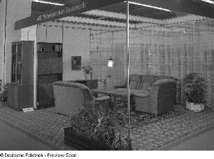 Ausstellungskoje mit Wohnzimmermöbeln des VEB Möbelkombinat Zeulenroda-Triebes (ZEUTRIE)