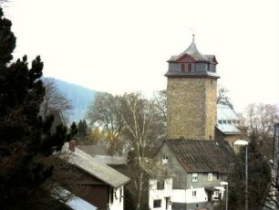 Ewersbach-Margarethenkirche-Ansicht von Westen über Kirchturm (13 Jh) von ansteigender Bergseite (Kirchturm mit einstiger Wehrplattform zu Verteidigungszwecken angefügt-Obergeschoß 1824 überarbeitet)