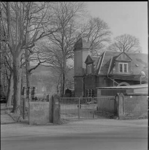 Villa "Emmaus". Straßenansicht des Nebengebäudes mit Kutscherwohnung, Einfahrt
