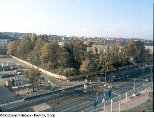 Baustelle Sächsische Landesbibliothek - Staats- und Universitätsbibliothek Dresden, Zentralbibliothek. Gesamtansicht vom Bürogebäude Zellescher Weg 17 mit Baustellenzufahrt und Bauzeit-Lichtsignalanlage : Dresden-Räcknitz, Zellescher Weg 18. Baustelle Sächsische Landesbibliothek - Staats- und Universitätsbibliothek Dresden, Zentralbibliothek. Gesamtansicht vom Bürogebäude Zellescher Weg 17 mit Baustellenzufahrt und Bauzeit-Lichtsignalanlage