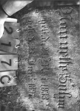 Grabstein 217 (Index: 99608941) Material: Sandstein Zustand: leicht verwittert Maße HxBxT: 124x67x21 cm Beschreibung: Stele, profilierter Sockel, eingezogener Rundbogenabschluß mit aufgesetzten Zweigen, Schriftfeld eingetieft: Grabstein 217C