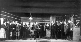 Andreas Hollmann. Schauspiel in drei Aufzügen von Hans-Christoph Kaergel. Staatsschauspiel Dresden, Uraufführung 09.02.1933 : Szenenbild Schankstube mit Willi Kleinoschegg als Andreas Hollmann, Stella David als seine Frau Anna, Paul Hoffmann als beider Sohn Josef in der Mitte, rechts Walther Kottenkamp als Kraus