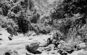 Am Fluss : Expeditionsteilnehmer an einem Fluss