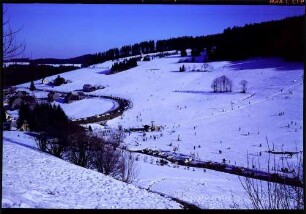 Altglashütten: Wintersportplatz und Straßenkurve, von Westen