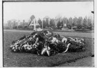 Trauerfeier in Inzigkofen für Hans-Georg Waenker von Dankenschweil; Mit Kränzen geschmücktes Grab auf dem Inzigkofer Friedhof