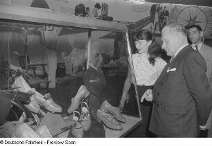 Besucher vor einer Vitrine mit Schuhen