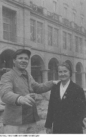 Dresden. Lydia Hoyer, Aufbauhelferin, von der sozialistischen Presse hochstilisiert wegen ihrer vielen freiwilligen, unbezahlten Aufbaustunden, 1955/57