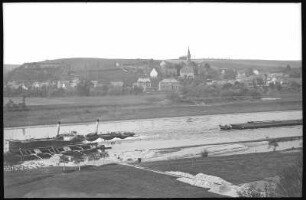 Zehren. Blick auf Zehren mit Elbe und Schleppzug