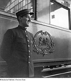 Berlin. Ein Schaffner der "Compagnie Internationale des Wagons Lits et des Grands Express Europeens" vor einem Speisewagen des Nord-Expreß im Schlesischen Bahnhof