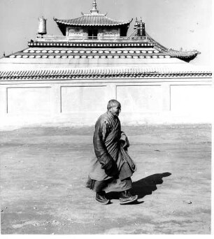Mongolische Volksrepublik 1979. Buddhistischer Mönch vor dem Gandang-Kloster in Ulan-Bator