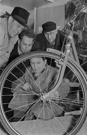 Messebesucher vor einem Fahrrad in der tschechoslowakischen Ausstellungshalle