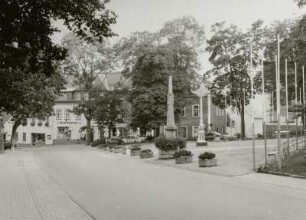 Oberwiesenthal, Markt : Oberwiesenthal. Markt mit Distanzsäule. Blick nach Südosten