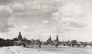 Dresden, Blick von der Albertbrücke elbabwärts auf Carolabrücke und Altstadt
