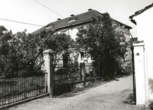 Cossebaude-Gohlis, Elbstraße 3. Gehöft (1864). Ansicht mit Einfriedung und Zufahrt