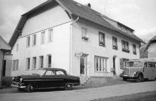Höchenschwand: Pressefahrt mit der OPD Freiburg, Postamt Außenansicht, Auto davor