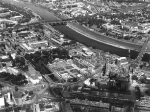 Dresden-Altstadt. Stadtansicht zwischen Postplatz, Ostraallee, Könneritzstraße, Terrassenufer, Sophienstraße und Wilsdruffer Straße mit Zwinger, Opernhaus, Residenzschloss und Kathedrale. Luftbild-Schrägaufnahme von Süden