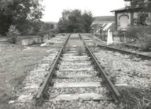 Bahnhof (1875). Drehscheibe, im Vordergrund Gleisstück ohne Prellbock (offenbar Trennung vom noch befahrbaren Bahnhofsgleis) : Olbernhau. Bahnhof (1875). Drehscheibe, im Vordergrund Gleisstück ohne Prellbock (offenbar Trennung vom noch befahrbaren Bahnhofsgleis)