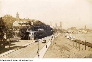 Dresden-Altstadt. Blick von der Carolabrücke gegen die Brühlsche Terrasse mit Moritzmonument und Restaurant "Belvedere" und das Terrassenufer (links vorn: Pionierdenkmal) nach Südwesten