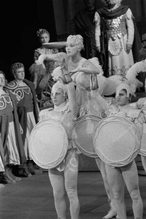 Szenenbilder aus der Oper "Idomeneo" von W. A. Mozart, Libretto G. Varesco, Regie C. Ebert, Dirigent A. Rother, mit E. Haefliger, H. Krebs, L. Rysanek, E. Grümmer, H. H. Nissen, J. Alexander. Städtische Oper Berlin, Premiere 27.01.1956