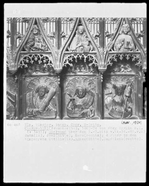 Chorgestühl, Rückwand über dem 5.-7. Sitz von Westen, Ruth (links), Jael (Mitte), Sara (rechts), darüber in den Wimpergen: Ottilie (links), Agnes (Mitte), Magdalena (rechts)