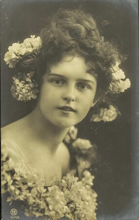 [Mädchen mit Blumenschmuck]