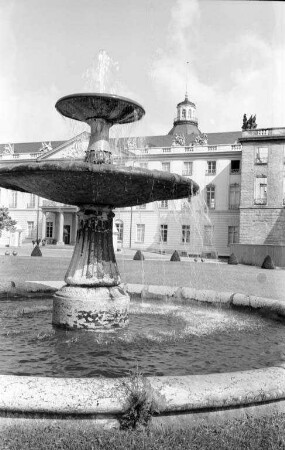 Schalenbrunnen vor dem Schloss.