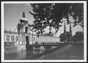 Zwinger und Sophienkirche : Dresden-Altstadt. Blick über den Wassergraben auf Langgalerie und Kronentor des Zwingers mit der Sophienkirche im Hintergrund