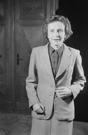 Szenenbilder aus dem Stück "Kamerad Mimi" von Julius Hay im Theater am Schiffbauerdamm Berlin : Szenenbild