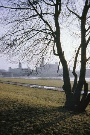 DDR. Dresden. Blick vom Neustädter Ufer über die Elbe auf Ständehaus und Katholische Hofkirche