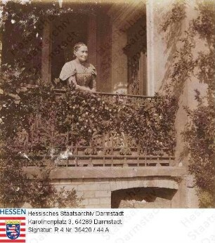 Preuschen, Wilhelmine (Minna) geb. Beckurts (1836-1934) / Porträt an der Haustür in Gießen