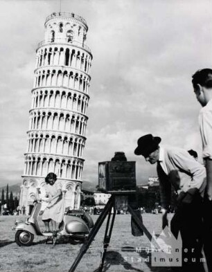 Pisa. Fotograf fotografiert Passanten vor dem Schiefen Turm